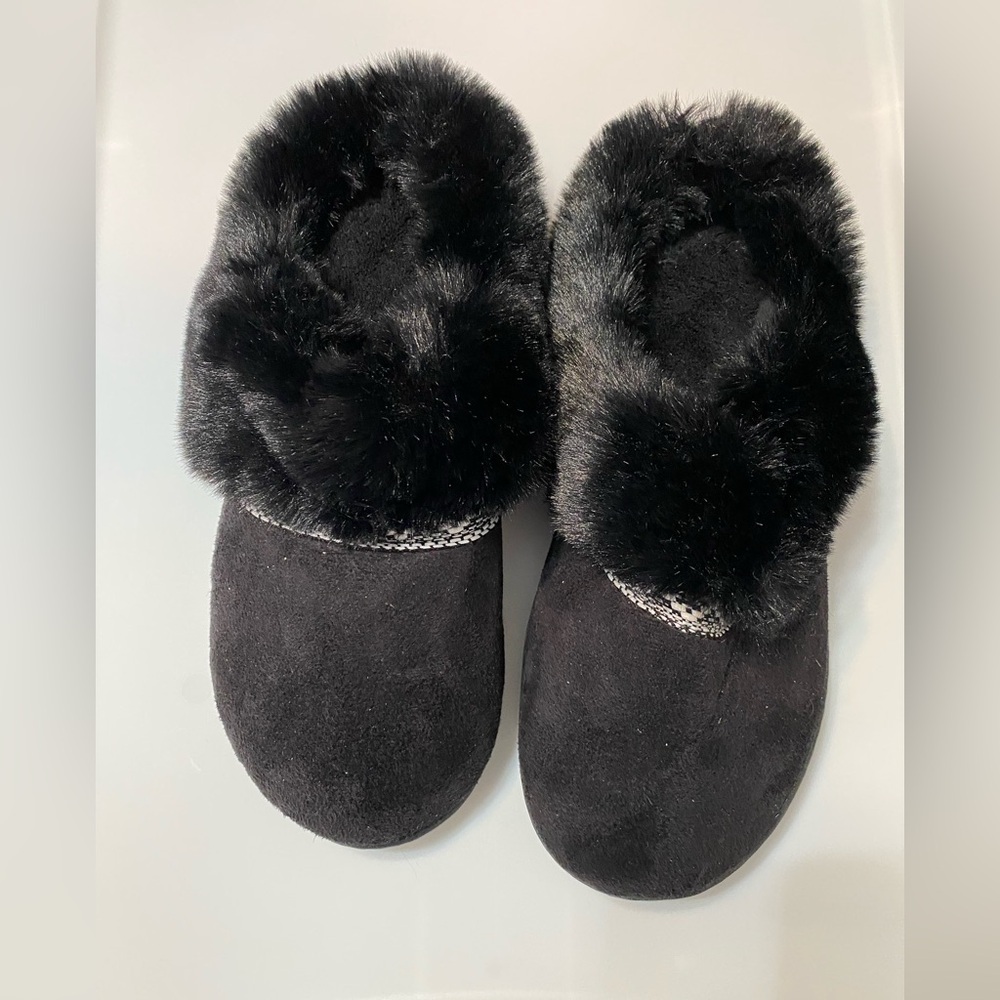 Isotoner Black Plush Slippers Woman’s Size 8.5-9